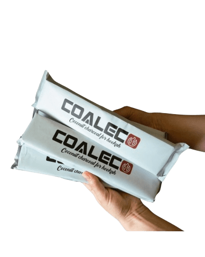 Рука держит две упаковки угля COALEC